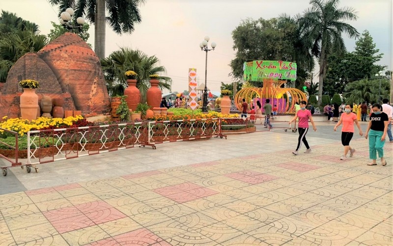 Tiểu cảnh lò gạch truyền thống sống động ở một góc Quảng trường TP Vĩnh Long.