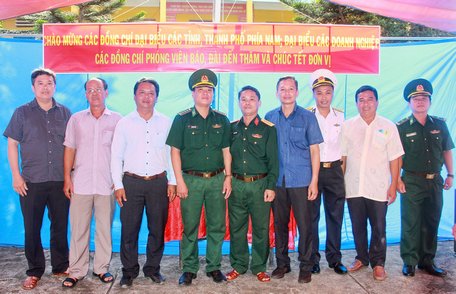 Đoàn công tác tỉnh Vĩnh Long chụp ảnh lưu niệm cùng các đơn vị trên đảo Hòn Chuối.