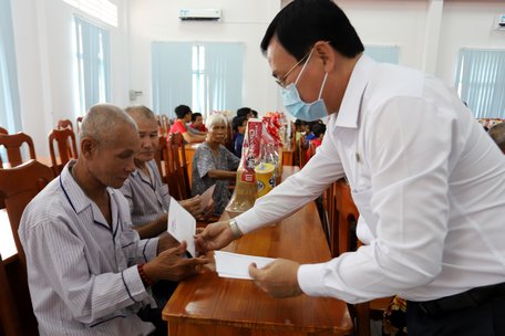 Ông Huỳnh Vĩnh Phúc- Chánh Văn phòng Công ty Điện lực Vĩnh Long tặng quà tết tại Trung tâm Bảo trợ xã hội.