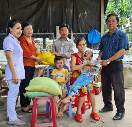 Tổng Biên tập Nguyễn Hữu Khánh thăm và hỗ trợ tiền Báo Vĩnh Long vận động được cho bé Nguyễn Trí Nhân.