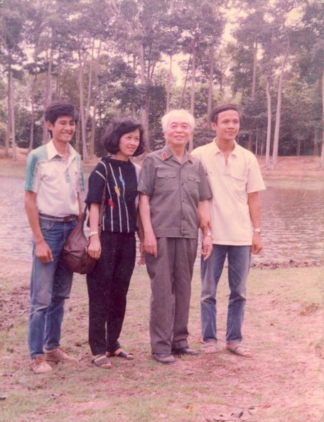 3 nhà báo của tỉnh Cửu Long vinh dự được chụp ảnh cùng Đại tướng năm 1991.  Tác giả là người bên trái Đại tướng