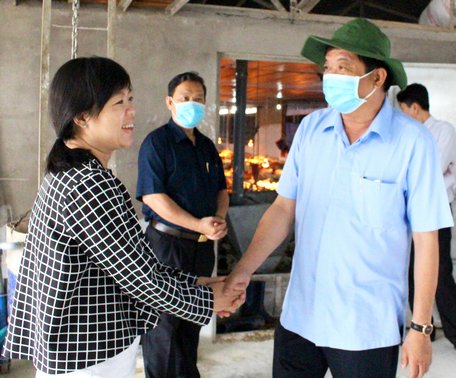 Phó Bí thư Thường trực Tỉnh ủy- Bùi Văn Nghiêm trao đổi với người dân huyện Trà Ôn về mô hình nuôi gà gia công.