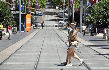Người dân đeo khẩu trang phòng dịch COVID-19 khi di chuyển trên phố ở Melbourne, bang Victoria, Australia ngày 9/11/2020. (Nguồn: AFP/TTXVN)