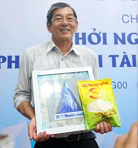 Ông Hồ Quang Cua và gạo ST 25 đạt giải nhất và giải nhì cuộc thi Gạo ngon nhất thế giới năm 2019 và 2020.