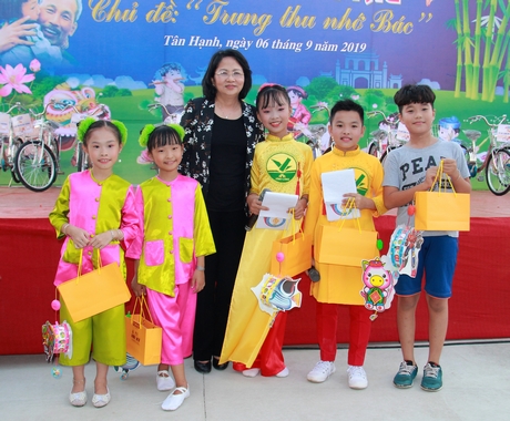 Phó Chủ tịch nước Đặng Thị Ngọc Thịnh chụp ảnh kỷ niệm cùng các bé trong đêm văn nghệ mừng Trung thu.