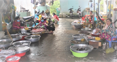 Nhiều tiểu thương bán tôm cá ở chợ Phường 3 (TP Vĩnh Long) mở bán lại từ mùng 2 tết, kỳ vọng sức mua năm mới sẽ luôn… nóng.