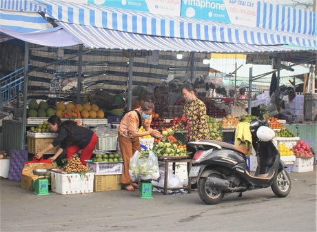 Tại khu vực chợ trái cây, trong khi một số tiểu thương bán suốt tết thì số tiểu thương có nghỉ tết cũng đã mở bán trở lại.