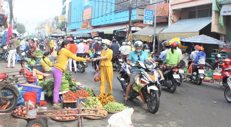 Không khí mua sắm nhộn nhịp tại đường 1 Tháng 5- đoạn qua khu vực chợ Vĩnh Long.