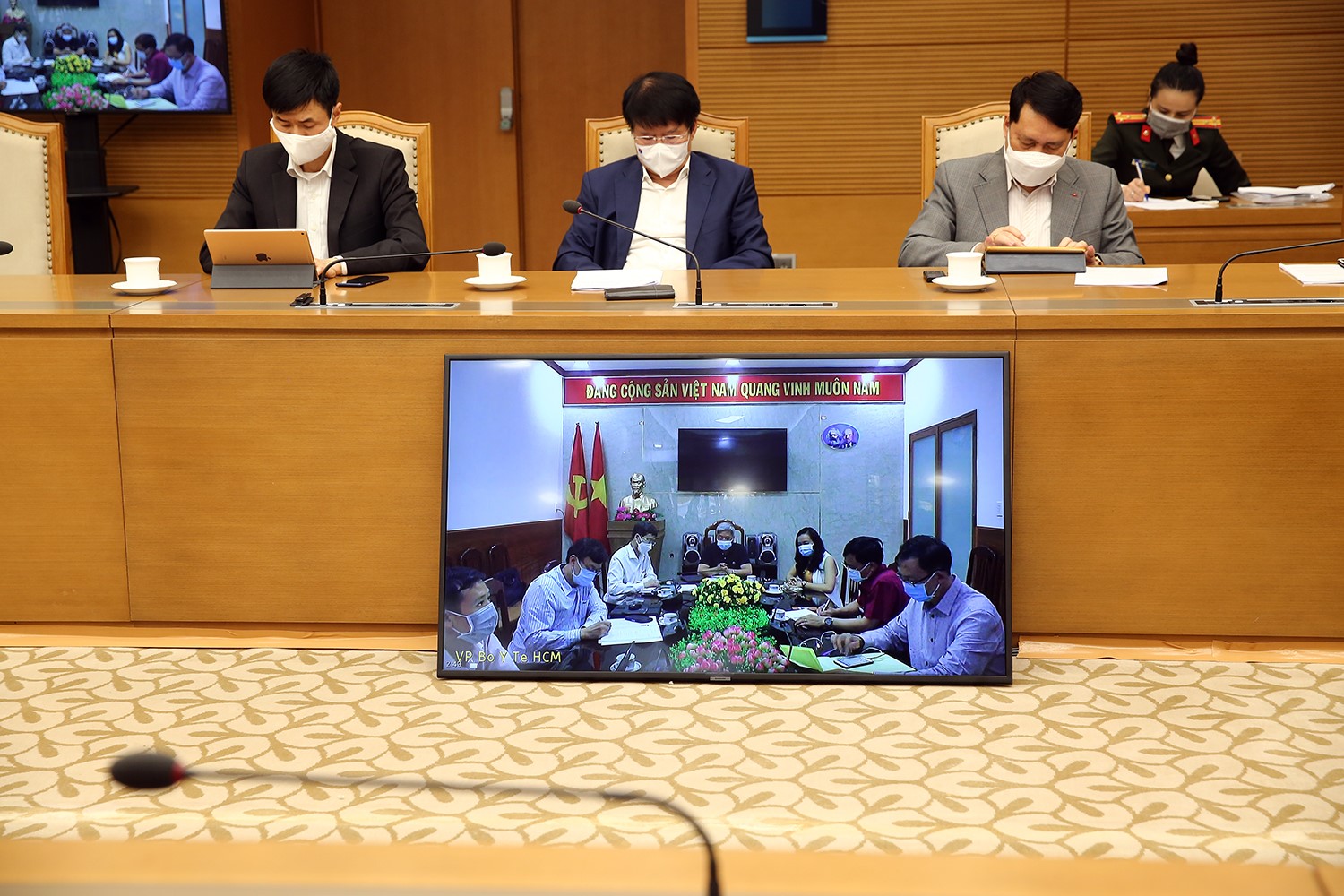 Thứ trưởng Bộ Y tế Nguyễn Trường Sơn báo cáo trực tuyến tình hình dịch bệnh ở TPHCM. Ảnh: VGP/Đình Nam