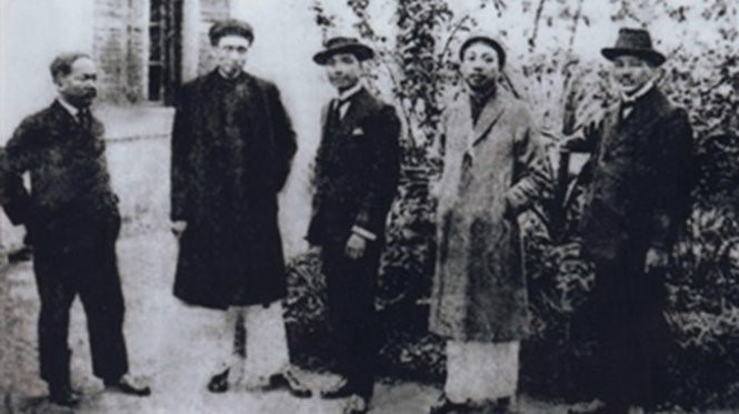 Từ phải sang trái: Các học giả Nguyễn Văn Vĩnh, Nguyễn Văn Tố, Phạm Duy Tốn, Phạm Quỳnh và doanh nhân Bùi Duy Thành. Nguồn: Tuổi trẻ