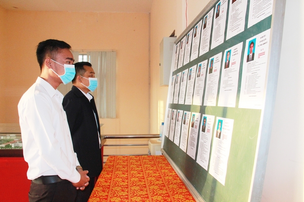 Lưu học sinh Lào tìm hiểu thông tin về các ứng cử viên vào đại biểu Quốc hội Lào khóa IX.