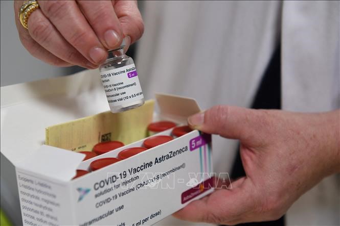 Vaccine ngừa COVID-19 của Đại học Oxford hợp tác với hãng dược AstraZeneca bào chế. Ảnh: AFP/TTXVN
