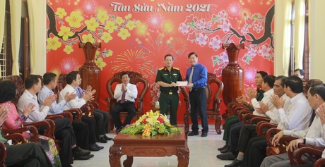 Ban Thường vụ Tỉnh ủy đến thăm và chúc tết Đảng ủy- Bộ Chỉ huy Quân sự tỉnh.