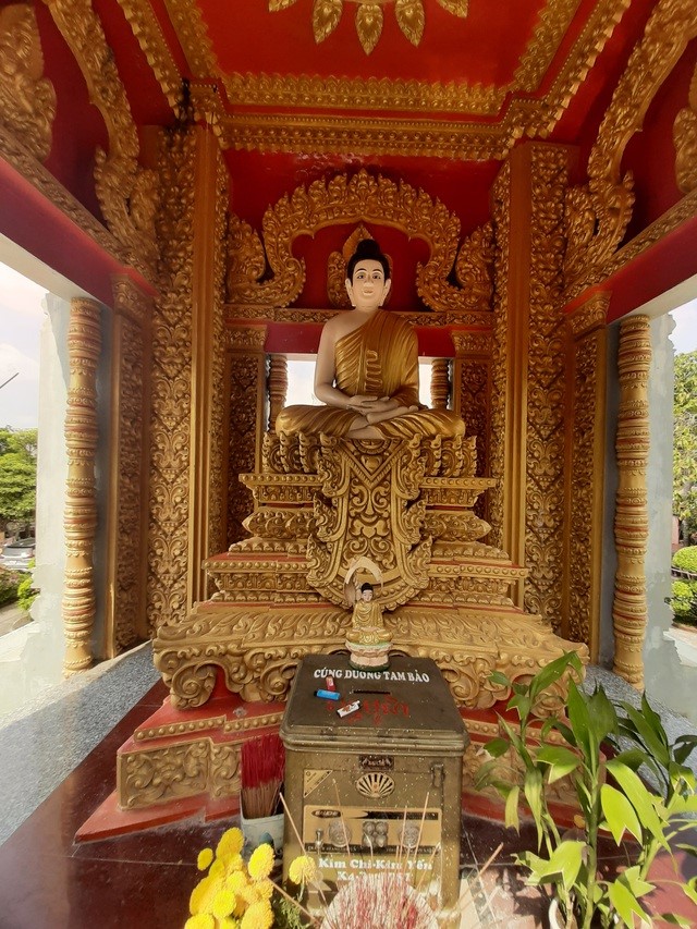Tượng Phật trong bảo tháp.