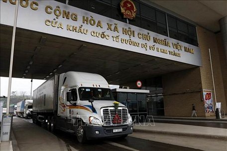Các xe container chở hàng nông sản chờ làm thủ tục xuất khẩu sang Trung Quốc tại Cửa khẩu quốc tế đường bộ số II Kim Thành. Ảnh: Quốc Khánh/TTXVN