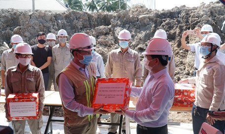 Tại mỗi nơi, Bộ trưởng Nguyễn Văn Thể thăm hỏi, động viên và trao tặng quà cho cán bộ công nhân trên công trường.