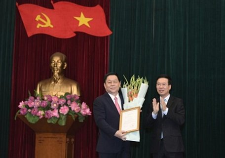 Đồng chí Võ Văn Thưởng trao quyết định của Bộ Chính trị và tặng hoa chúc mừng đồng chí Nguyễn Trọng Nghĩa tại buổi lễ.