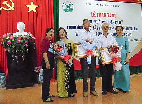 Nghệ nhân Sơn Trong (giữa) trong ngày được phong tặng danh hiệu Nghệ nhân ưu tú.