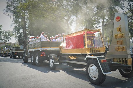  Đoàn xe đưa linh cữu nguyên Phó thủ tướng Trương Vĩnh Trọng về nơi an nghỉ - Ảnh: MẬU TRƯỜNG