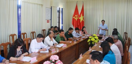 Kiểm tra công tác tuyển quân tại Hội đồng Nghĩa vụ quân sự huyện Mang Thít.