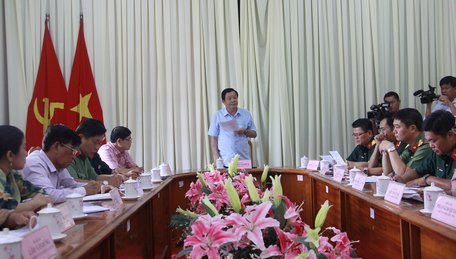 Kiểm tra công tác tuyển quân tại Hội đồng Nghĩa vụ quân sự huyện Vũng Liêm.