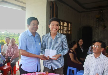 Đồng chí Bùi Văn Nghiêm đến thăm và tặng quà gia đình tân binh Lê Minh Phong (xã Nhơn Phú).