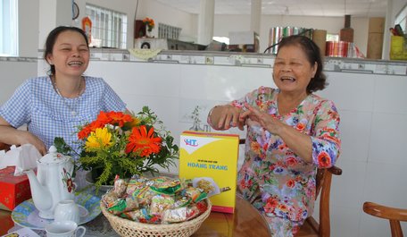 Bà Hà Thị Lượng (phải) cùng con gái- chị Trần Thanh Trang- rất vui khi nhắc về nghề cốm gia đình.