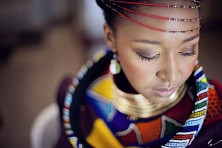  Cô dâu ở ẩn Ndebele vẫn nổi bật trong trang phục và trang sức bắt mắt. (Ảnh: Ibiene)