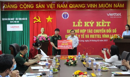 Ông Phạm Hải Dương- Giám đốc Viettel Vĩnh Long bàn giao hệ thống hội chẩn từ xa cho Sở Y tế tỉnh Vĩnh Long.