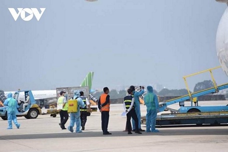   117.600 liều vaccine ngừa Covid-19 đầu tiên đã về đến sân bay Tân Sơn Nhất