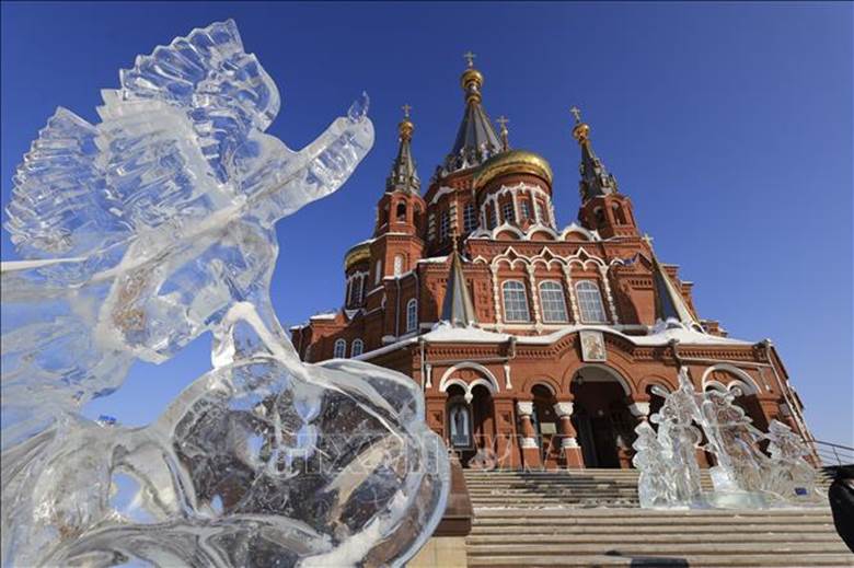  Một tác phẩm điêu khắc băng được trưng bày trước nhà thờ St. Mikhail. Ảnh: Trần Hiếu/PV TTXVN tại Nga