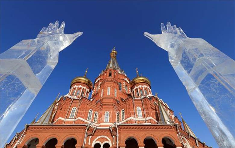 Tác phẩm Đôi bàn tay nghệ nhân được trưng bày trước nhà thờ Thánh Mikhail. Ảnh: Trần Hiếu/PV TTXVN tại Nga