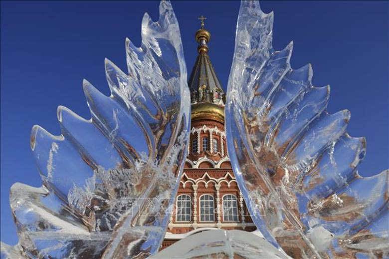 Các tác phẩm điêu khắc băng tô điểm cho cảnh quan thành phố Izevsk. Ảnh: Trần Hiếu/PV TTXVN tại Nga