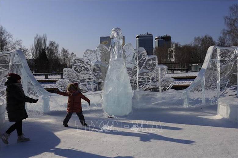 Tác phẩm điêu khắc băng được trưng bày tại quảng trường trung tâm thành phố Izevsk. Ảnh: Trần Hiếu/PV TTXVN tại Nga