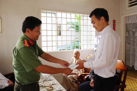 Đại tá Trần Quốc Phục- Phó Giám đốc Công an tỉnh- tặng quà thanh niên trúng tuyển nghĩa vụ công an ở TP Vĩnh Long.