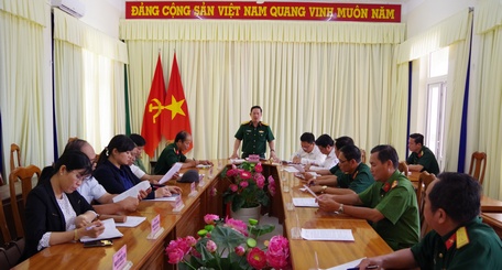 Đoàn kiểm tra công tác tuyển quân làm việc với Hội đồng Nghĩa vụ quân sự TP Vĩnh Long.