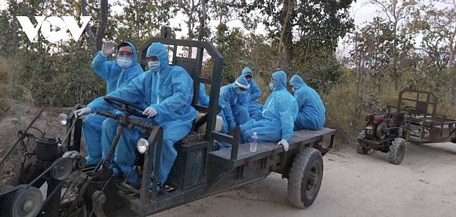  Đội truy vết của bác sĩ Lê Văn Vinh (CDC Gia Lai) lên rẫy tìm và đưa các F1 về khu cách ly tập trung