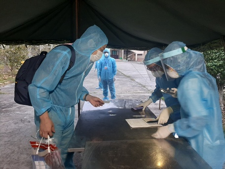 Ở khu cách ly tập trung tại Trung đoàn Bộ binh 890, nhân viên y tế dự phòng túc trực đánh giá tình hình sức khỏe từng người, phun tiêu độc khử trùng.