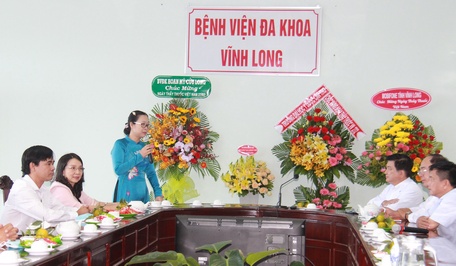 Bà Nguyễn Thị Quyên Thanh- Phó Chủ tịch UBND tỉnh mong muốn Bệnh viện Đa khoa tỉnh thực hiện tốt hơn nữa về phòng chống dịch, chăm sóc sức khỏe người dân.