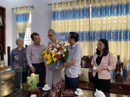 Lãnh đạo tỉnh Vĩnh Long đến thăm Thầy thuốc ưu tú, lương y Nguyễn Hồng Trung- nguyên Giám đốc Sở Y tế.