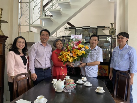 Lãnh đạo tỉnh Vĩnh Long đến thăm dược sĩ Nguyễn Thị Thu Hiệp- nguyên Giám đốc Sở Y tế.