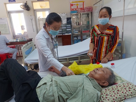 Trở lại công việc thường ngày, bác sĩ Thảo Nguyên tận tụy khám, hỏi thăm bệnh nhân nhập viện tại Khoa Cấp cứu.