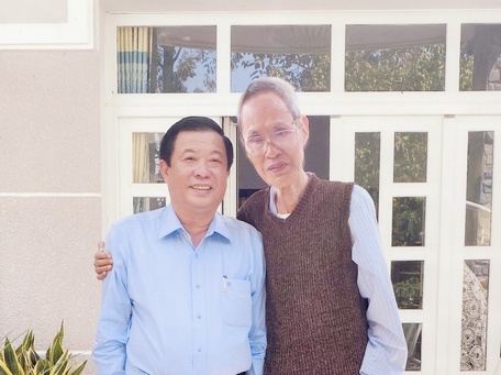 Đồng chí Bùi Văn Nghiêm- Ủy viên BCH Trung ương Đảng, Phó Bí thư Thường trực Tỉnh ủy, Chủ tịch HĐND tỉnh- đến thăm bác sĩ Nguyễn Hồng Trung tại nhà riêng hôm 9/2/2021).