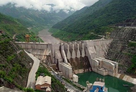 Các đập Trung Quốc đã giữ lại một lượng nước lớn ở thượng nguồn sông Mekong ngay cả trong mùa mưa, gây thiệt hại cho khu vực hạ lưu dù Trung Quốc có mực nước cao hơn mức trung bình. Trong ảnh: Đập thủy điện Dachaoshan trên thượng nguồn sông Mekong ở tỉnh Vân Nam (Trung Quốc).Ảnh: AP