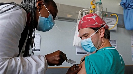 Nhân viên y tế tiêm vaccine phòng COVID-19 cho người dân tại Pretoria, Nam Phi, ngày 17/2/2021. (Ảnh: AFP/TTXVN)