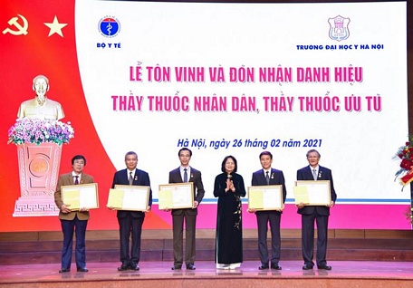  Phó Chủ tịch nước Đặng Thị Ngọc Thịnh trao tặng danh hiệu cho 5 thầy thuốc nhân dân.