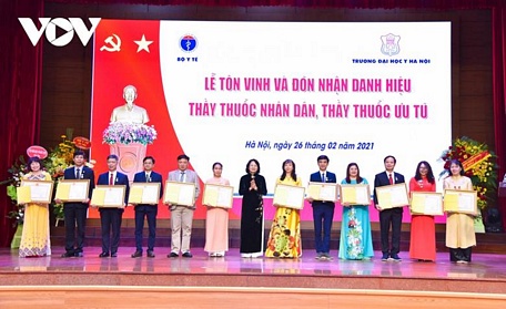  Phó Chủ tịch nước Đặng Thị Ngọc Thịnh trao tặng danh hiệu cho 12 thầy thuốc ưu tú. 
