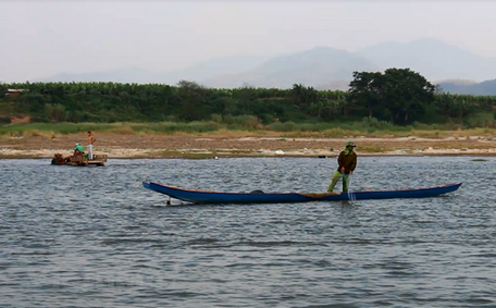  Người dân Lào đánh bắt cá trên sông Mekong. (Ảnh: Vietnam+)