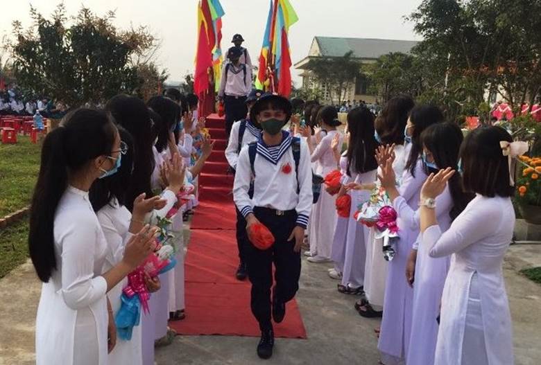 Thanh niên tỉnh Quảng Ngãi lên đường thực hiện nghĩa vụ với Tổ quốc. Năm 2021, tỉnh Quảng Ngãi được giao 2.450 chỉ tiêu thanh niên cho 11 đơn vị đầu mối nhận quân.