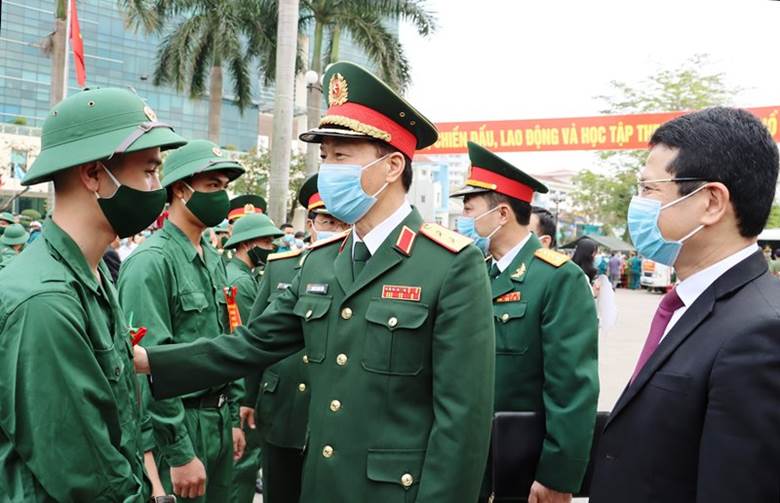  Trung tướng Nguyễn Trọng Bình, Phó Tổng Tham mưu trưởng QĐND Việt Nam động viên thanh niên Thành phố Huế lên đường nhập ngũ.
